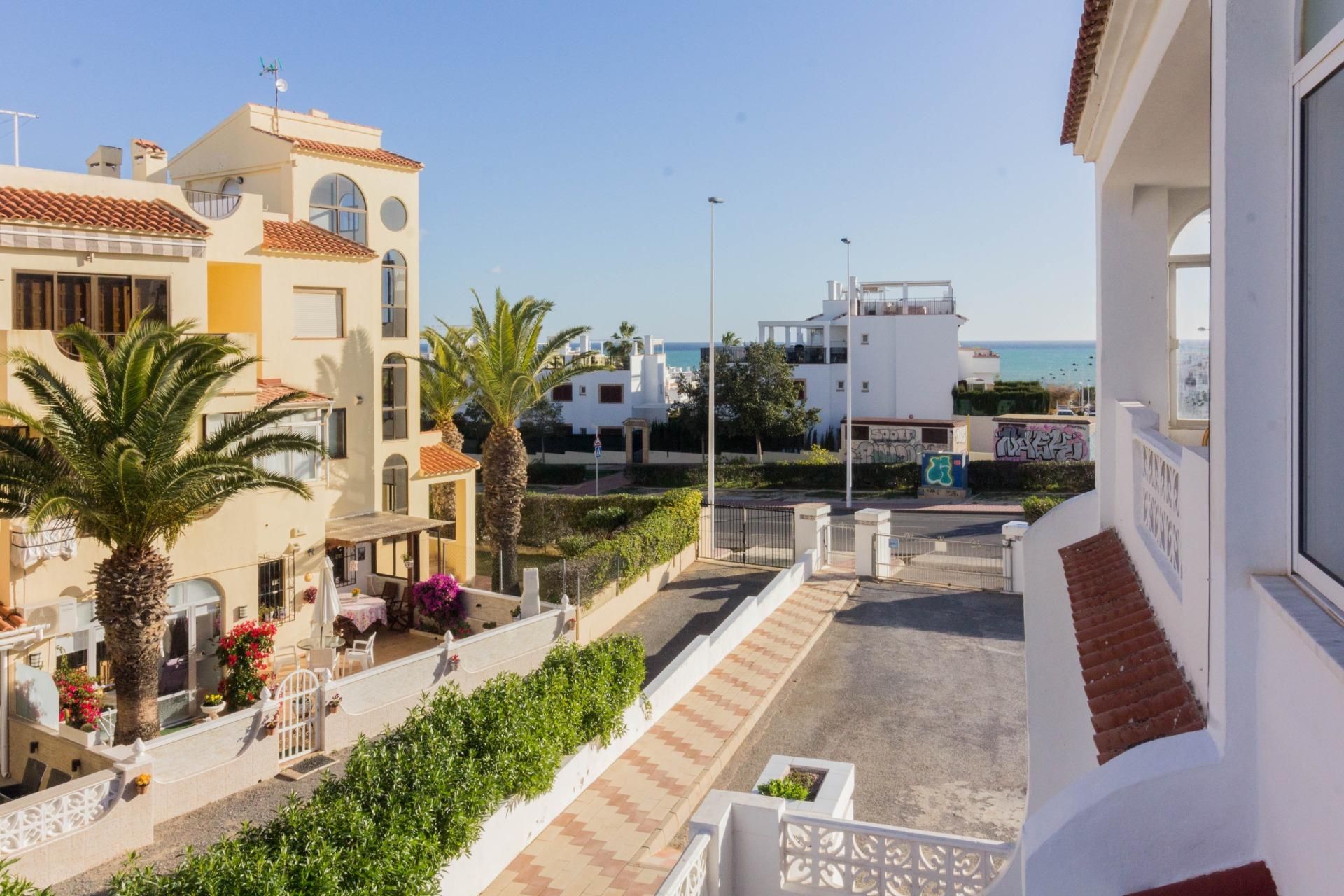 Vista exterior de Casa adosada en venda en Torrevieja amb Aire condicionat, Jardí privat i Terrassa