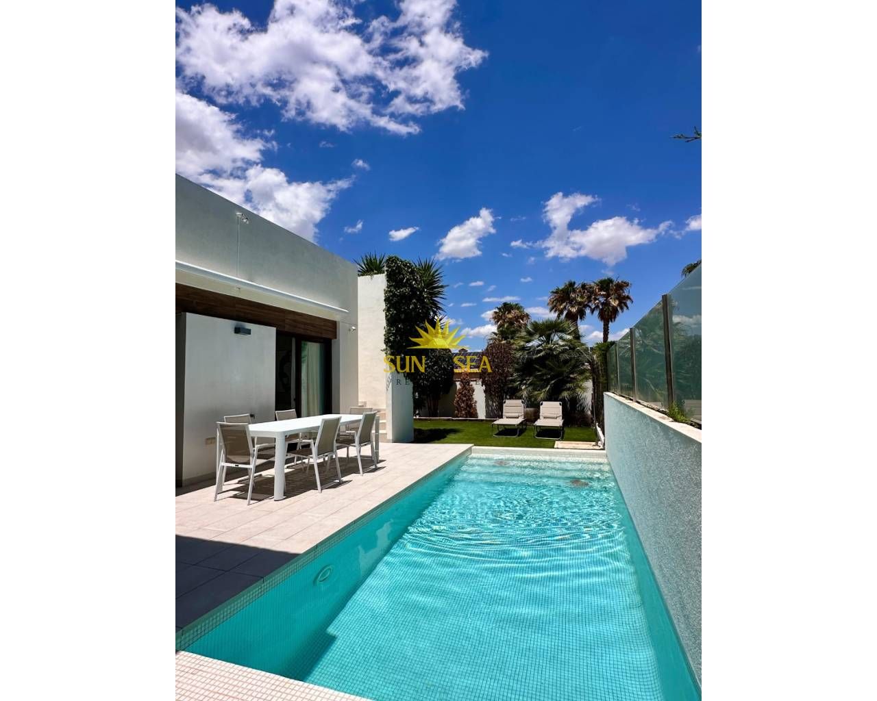 Vista exterior de Casa o xalet de lloguer en Orihuela amb Aire condicionat, Calefacció i Jardí privat