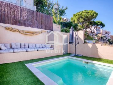 Casa amb piscina en venda a Carrer de Nàpols 26