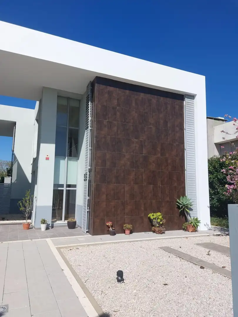 Vista exterior de Casa adosada en venta en Rozas de Puerto Real con Parquet