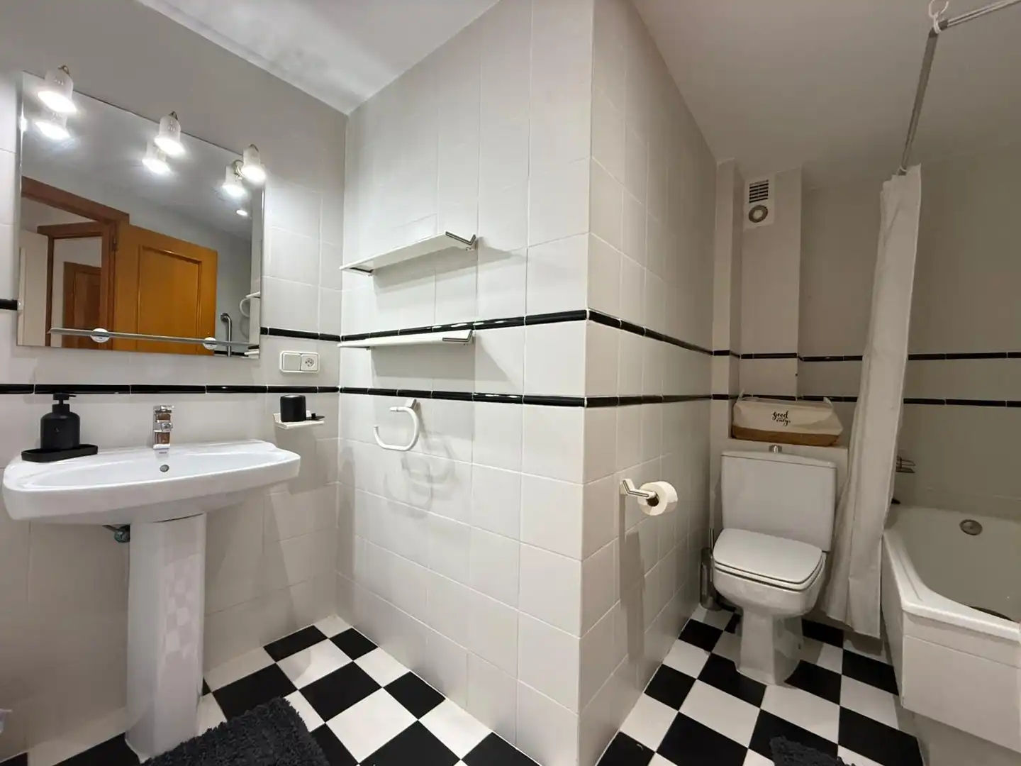 Baño de Piso en venta en Valencia con Aire acondicionado, Terraza y Amueblado