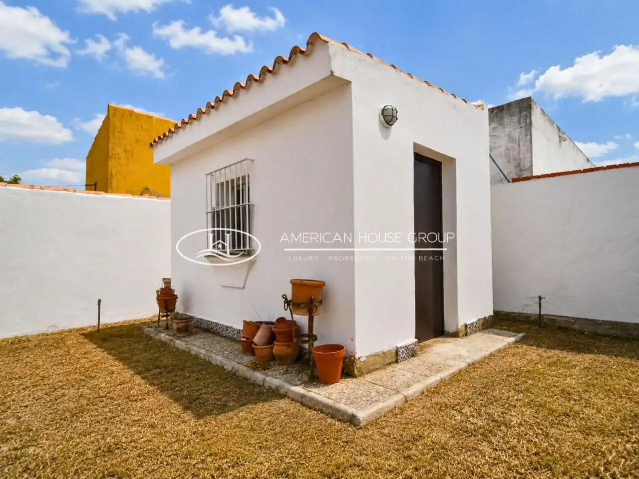 Vista exterior de Casa o xalet en venda en Chiclana de la Frontera amb Jardí privat