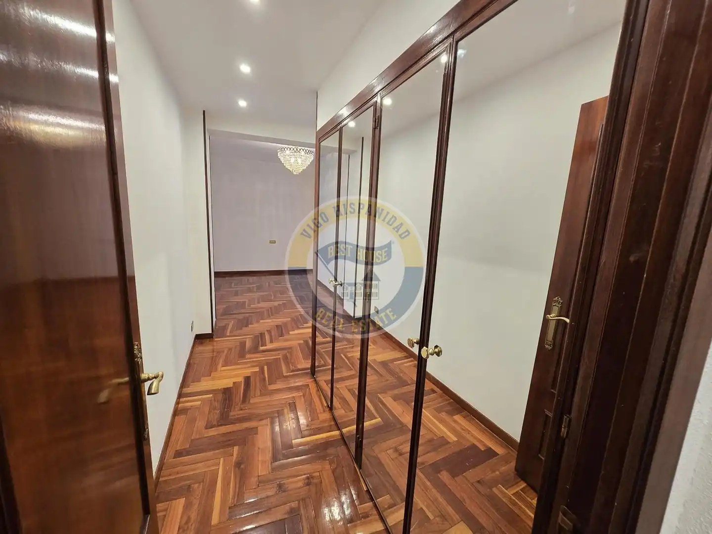 Piso de alquiler en Vigo  con Calefacción, Parquet y Balcón