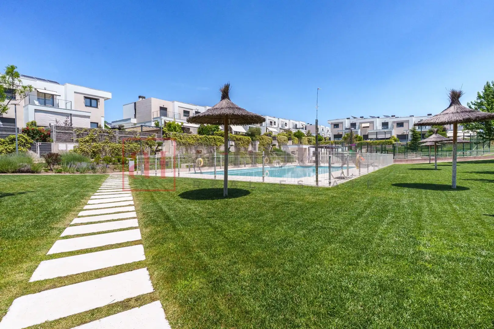 Piscina de Casa adosada en venta en Boadilla del Monte con Aire acondicionado, Calefacción y Jardín privado