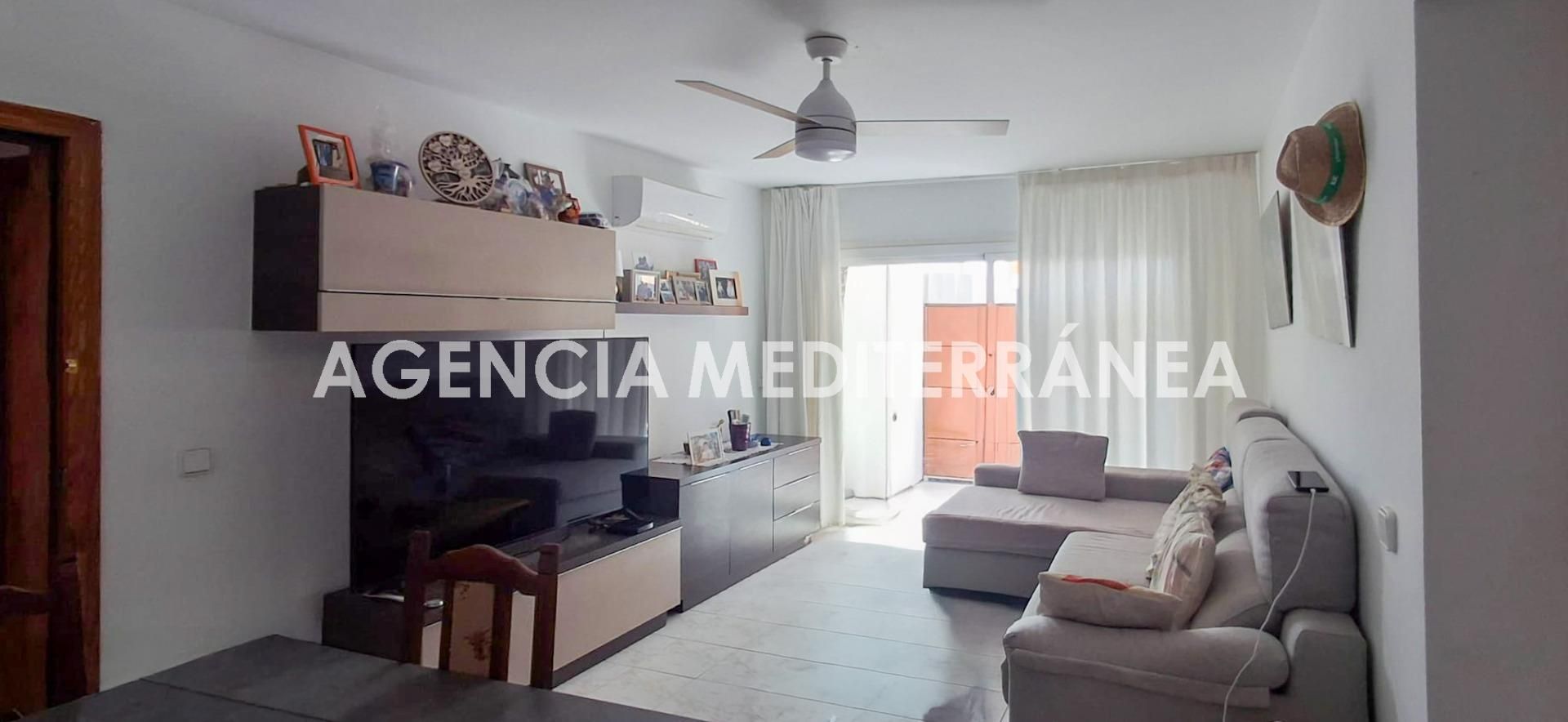 Sala d'estar de Apartament en venda en Santa Eulària des Riu amb Aire condicionat, Jardí privat i Moblat