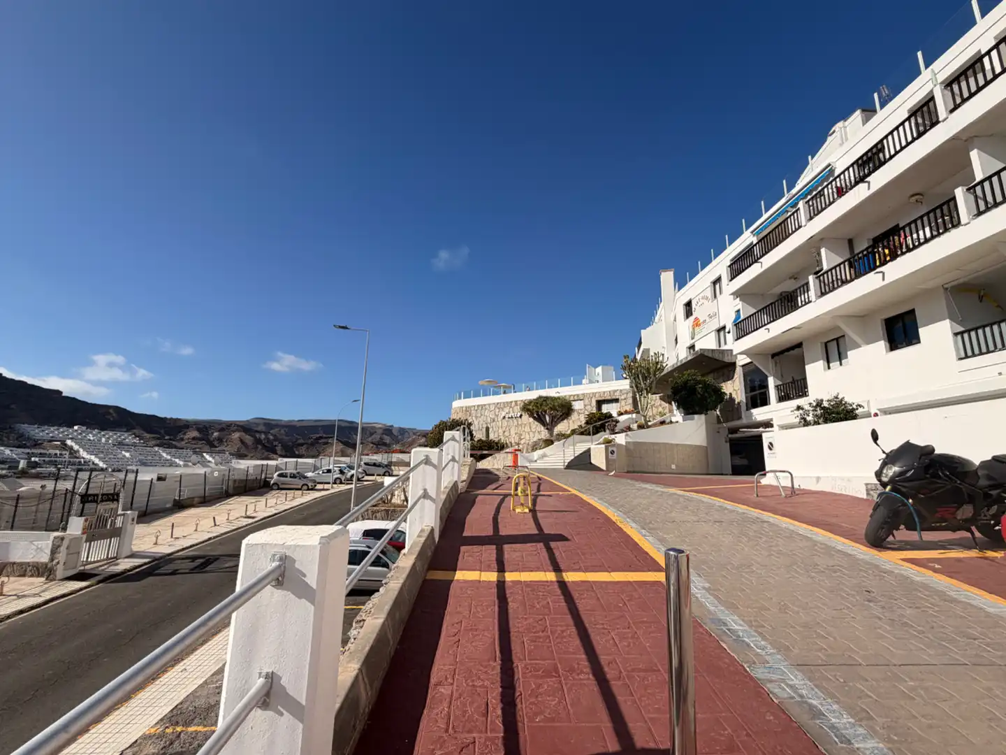 Vista exterior de Apartament en venda en Mogán amb Aire condicionat, Terrassa i Moblat