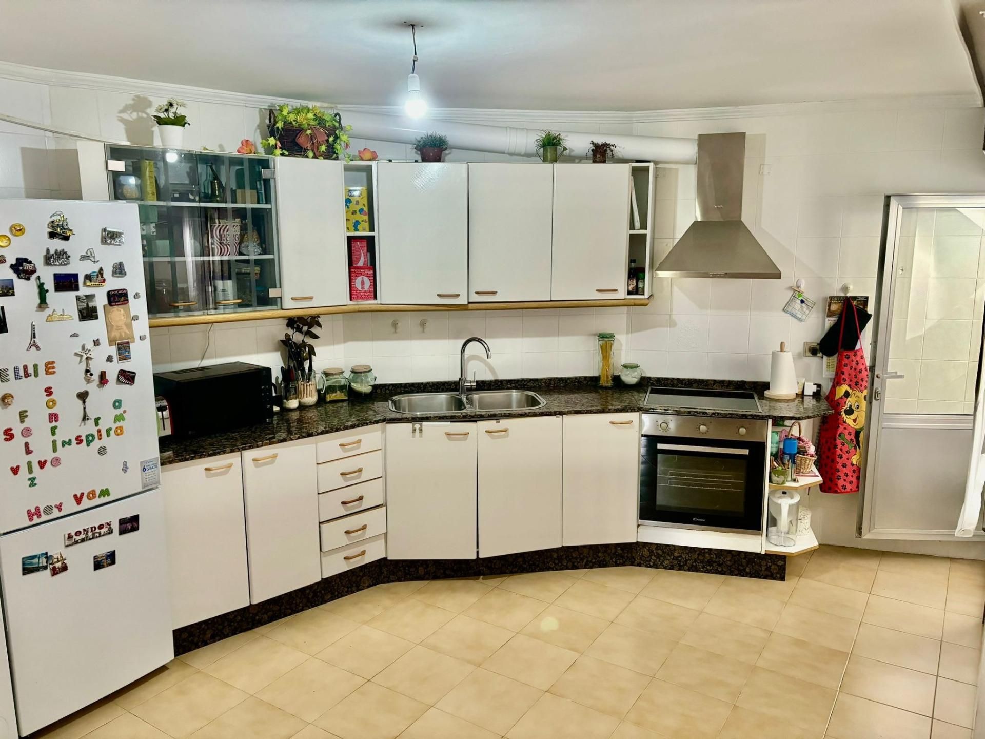 Cuina de Casa adosada en venda en Vigo  amb Calefacció i Terrassa