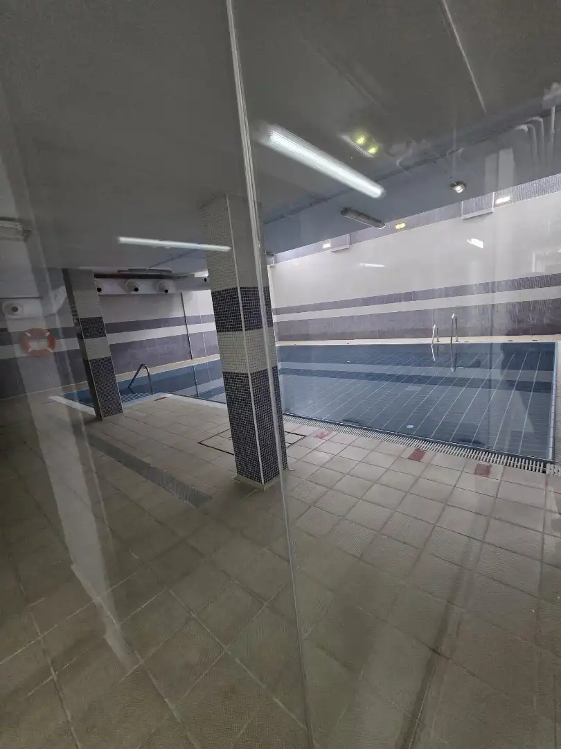 Piscina de Piso en venta en Gijón  con Calefacción, Jardín privado y Parquet