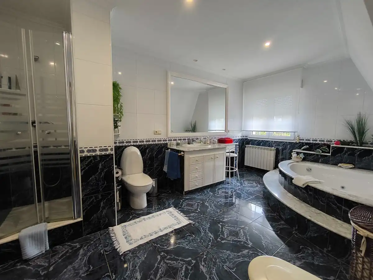 Baño de Casa o chalet en venta en Vilagarcía de Arousa con Calefacción, Jardín privado y Parquet