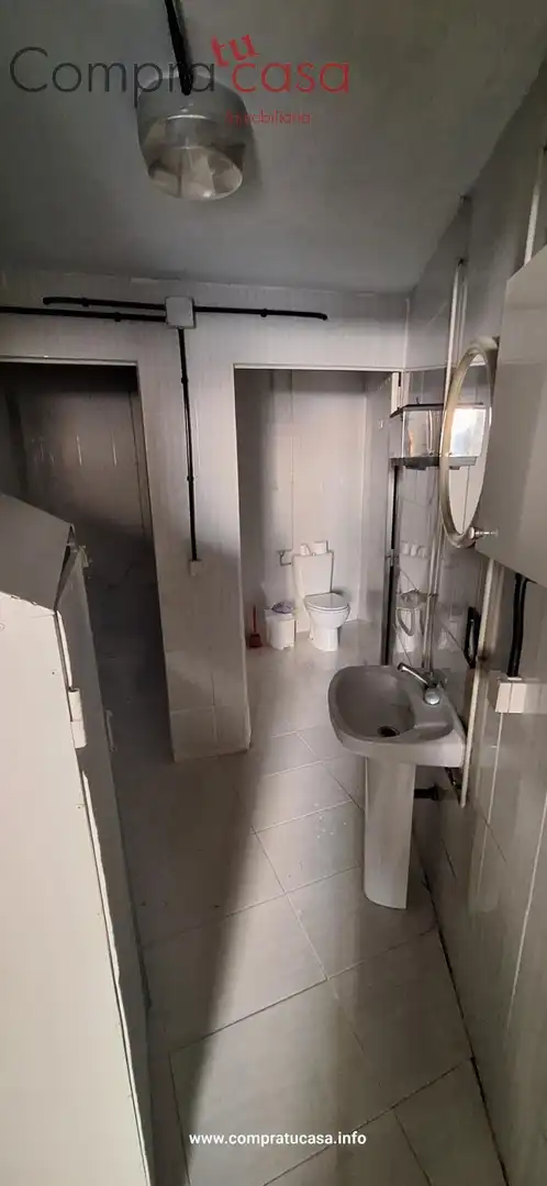 Badezimmer von Fabrikhallen zur Miete in La Lastrilla 
