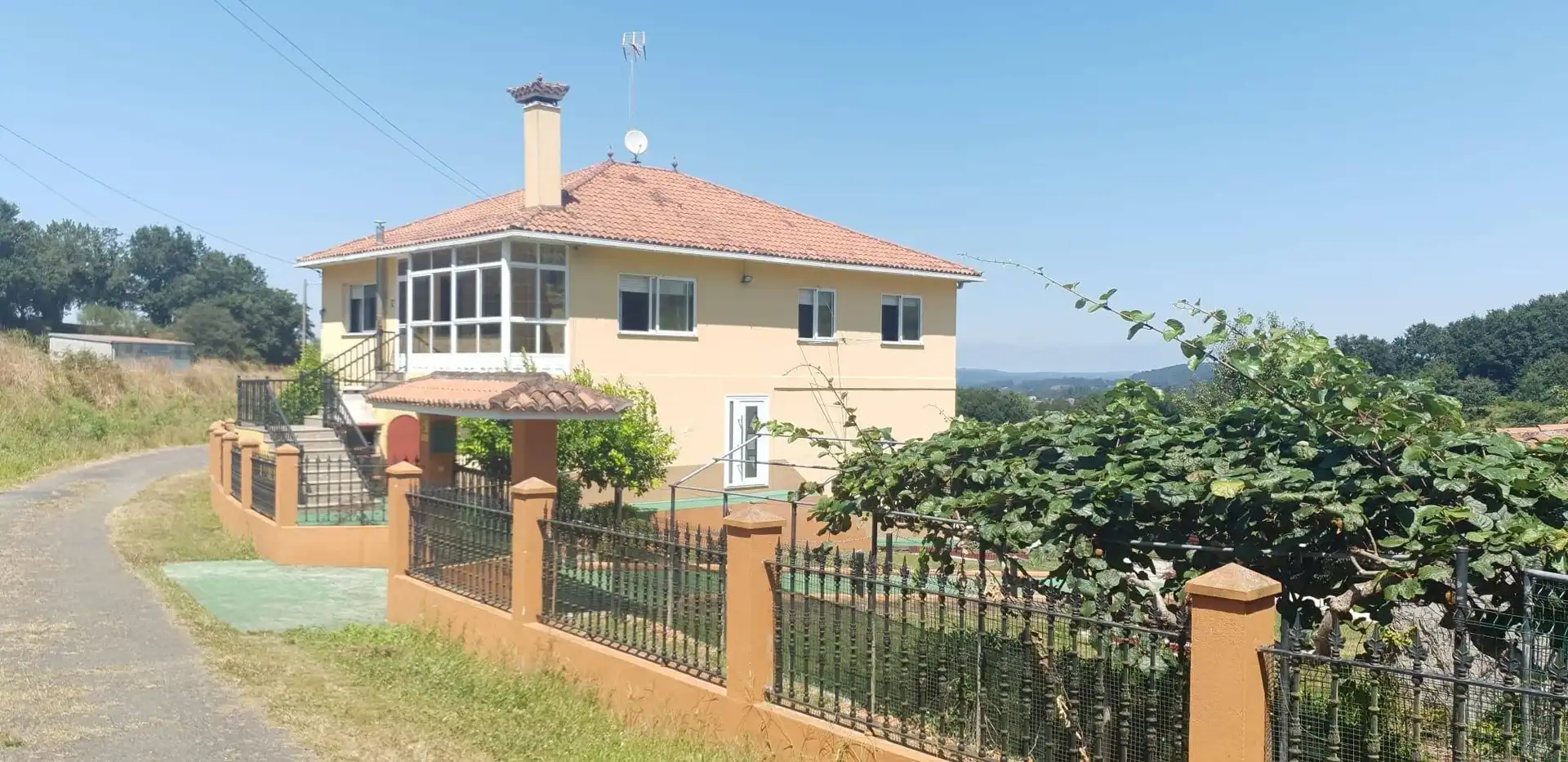 Vista exterior de Casa o xalet en venda en A Estrada  amb Jardí privat, Traster i Piscina