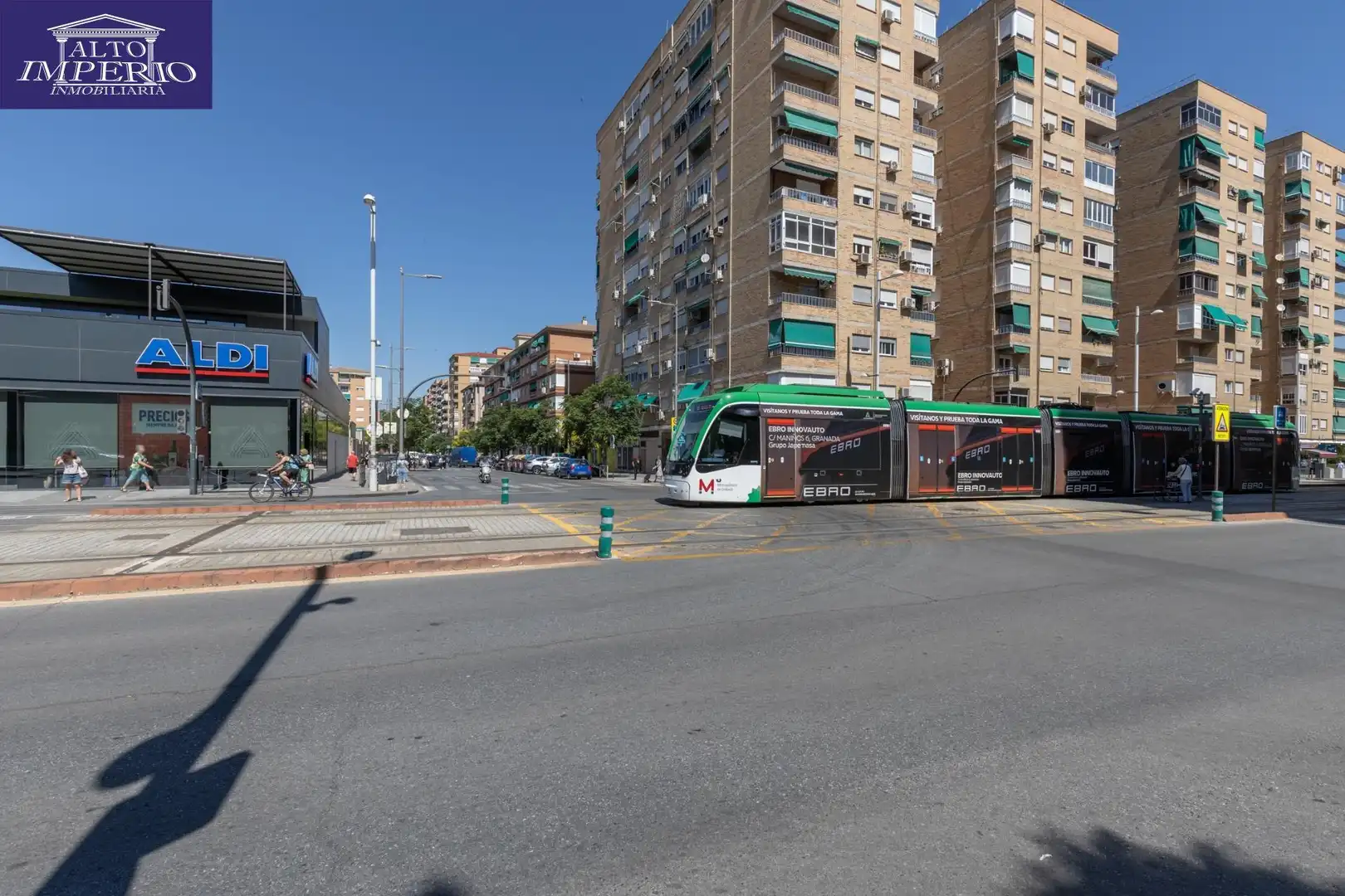Vista exterior de Pis en venda en Granada amb Aire condicionat, Moblat i Balcó