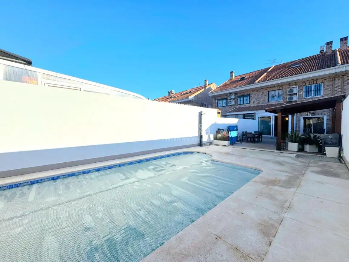Schwimmbecken von Einfamilien-Reihenhaus zum Verkauf in Arroyomolinos (Madrid) mit Klimaanlage, Heizung und Privatgarten