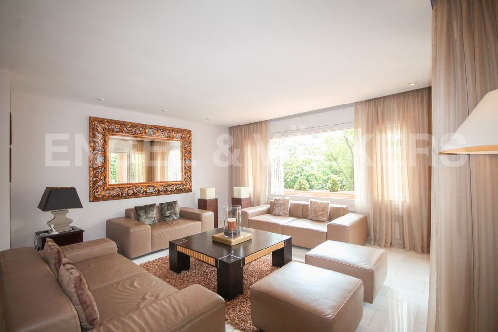 Sala d'estar de Casa o xalet en venda en  Barcelona Capital amb Aire condicionat, Calefacció i Jardí privat