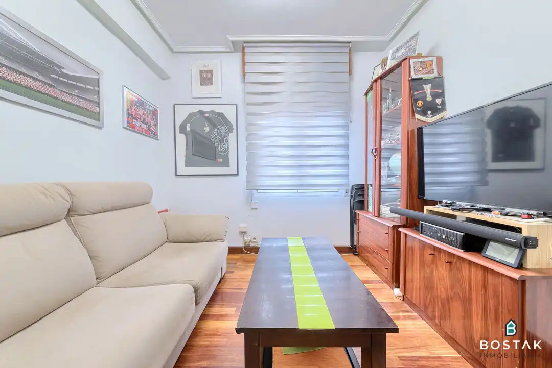 Sala d'estar de Pis en venda en Bilbao  amb Calefacció i Moblat