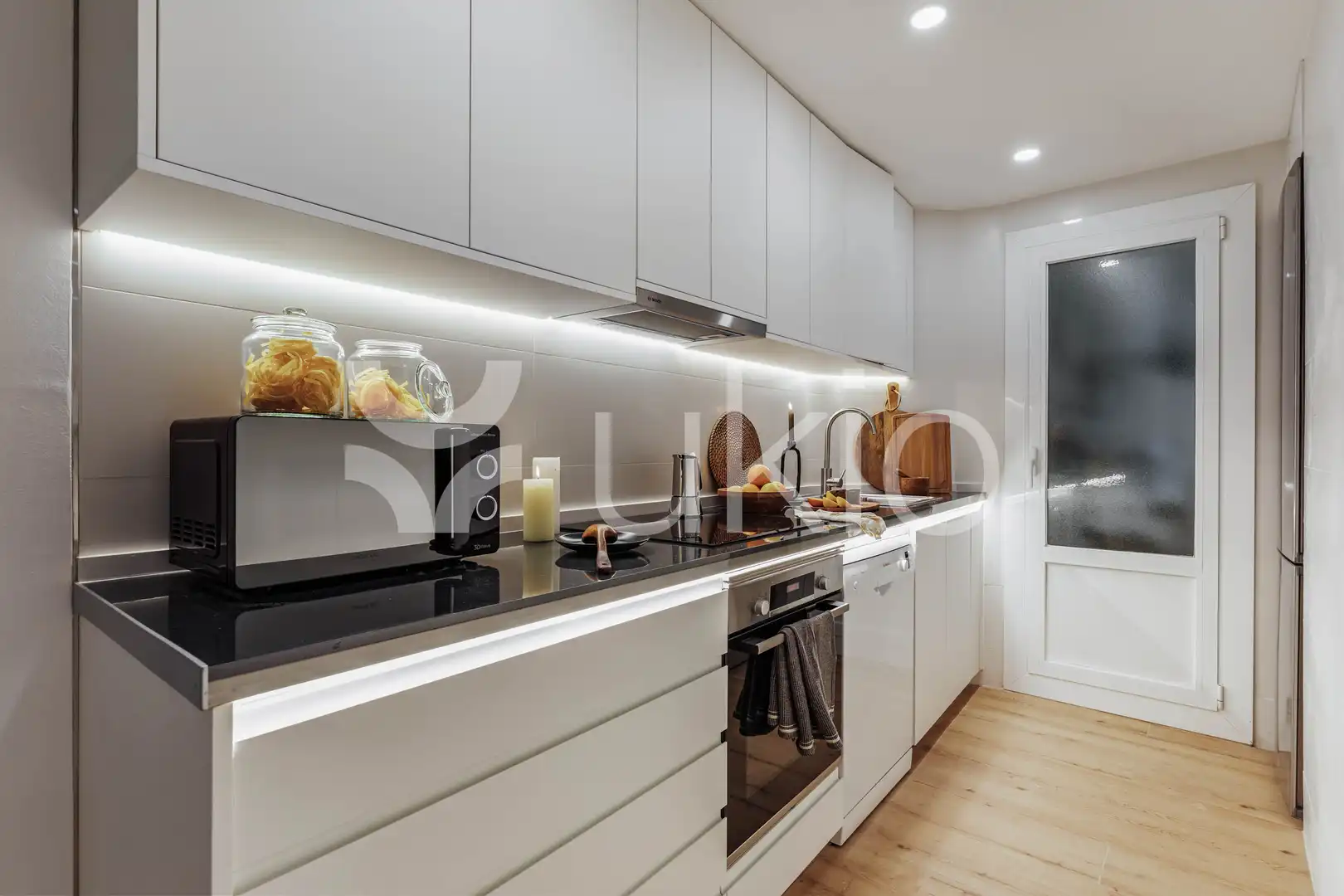 Cuina de Apartament de lloguer en Barcelona amb Aire condicionat, Calefacció i Moblat