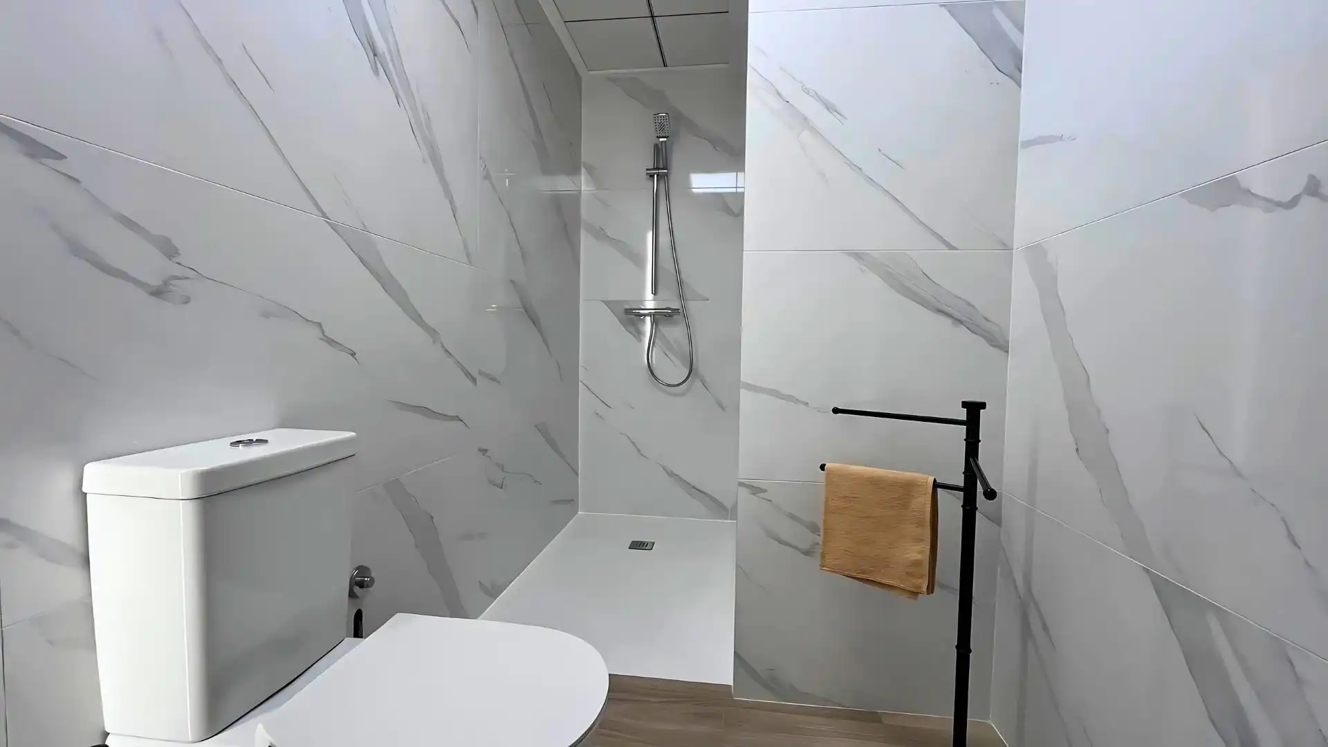 Badezimmer von Einfamilien-Reihenhaus zum Verkauf in Madrid mit Schwimmbad