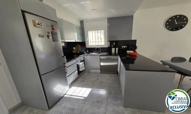 Cuina de Casa o xalet en venda en Empuriabrava amb Calefacció, Terrassa i Piscina