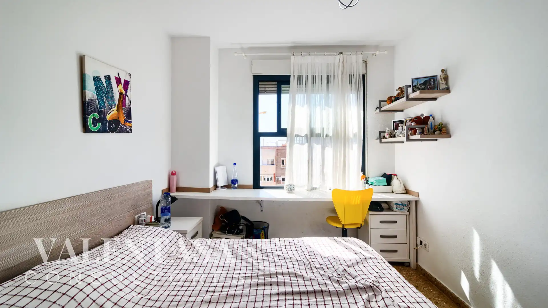 Bedroom of Flat for sale in Valencia  with Furnished and Community pool