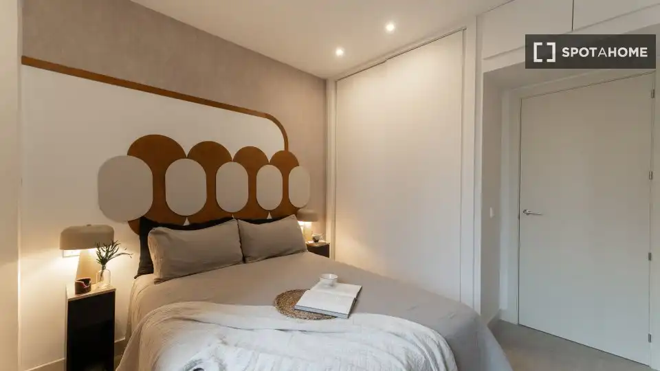 Dormitori de Apartament per a compartir en Madrid amb Aire condicionat, Terrassa i Moblat