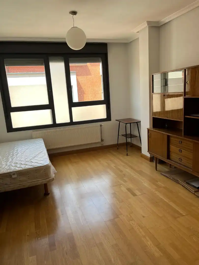 Dormitori de Apartament en venda en Burgos amb Traster
