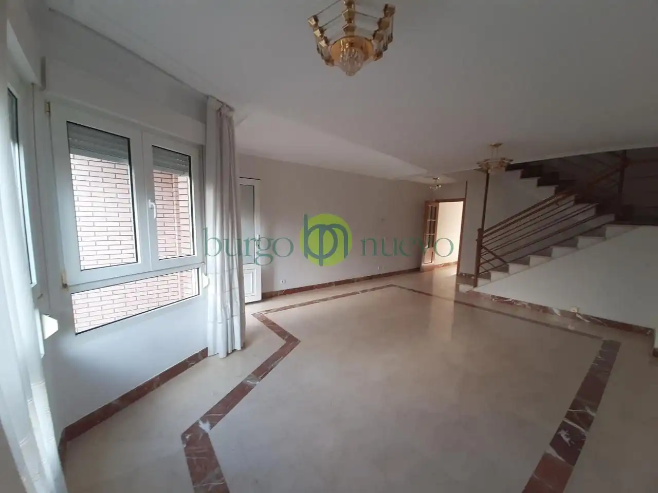 Sala d'estar de Casa adosada en venda en San Andrés del Rabanedo amb Calefacció, Jardí privat i Parquet