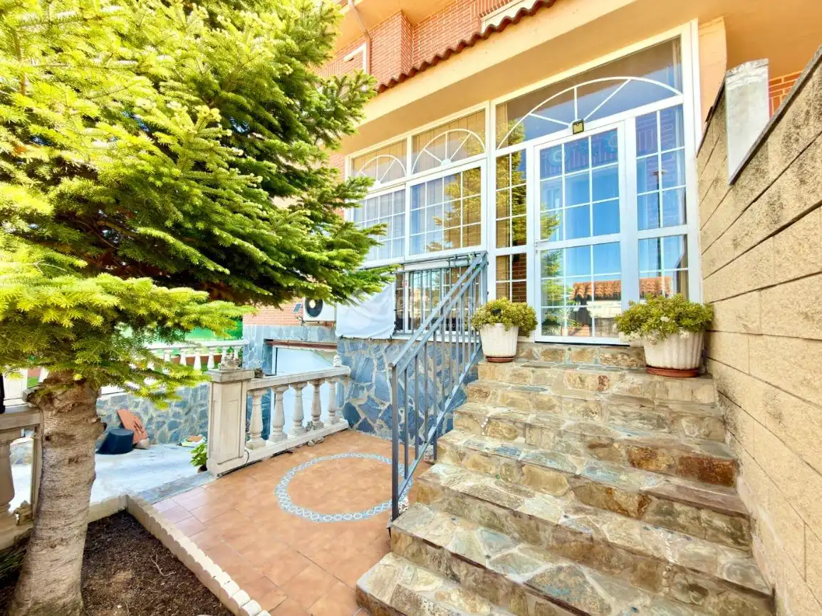 Vista exterior de Casa adosada en venda en Cabanillas del Campo amb Aire condicionat, Calefacció i Jardí privat