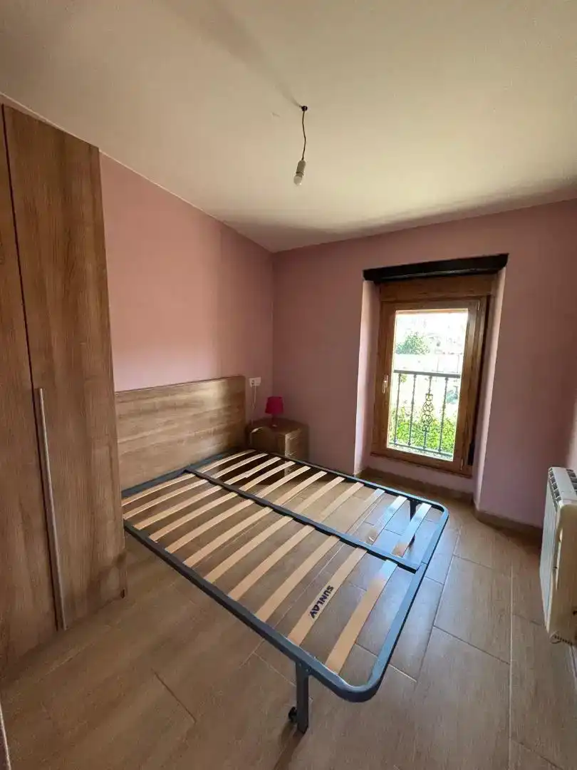 Dormitori de Casa adosada en venda en Guitiriz amb Jardí privat, Moblat i Forn