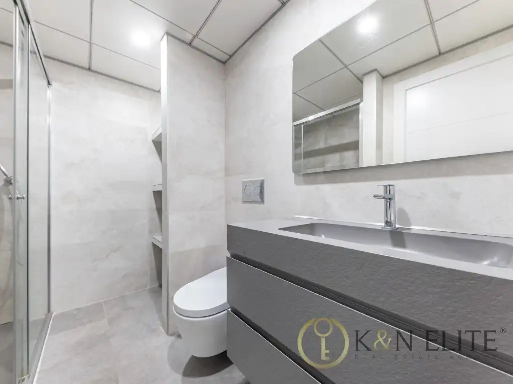 Bathroom of Attic for rent in Benidorm  with Air Conditioner, Private garden and Swimming Pool