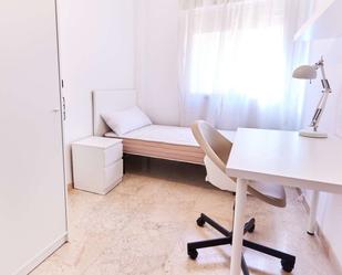 Bedroom of Flat to share in  Sevilla Capital  with Air Conditioner and Terrace