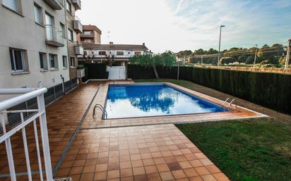 Swimming pool of Flat for sale in Calafell  with Air Conditioner, Terrace and Balcony