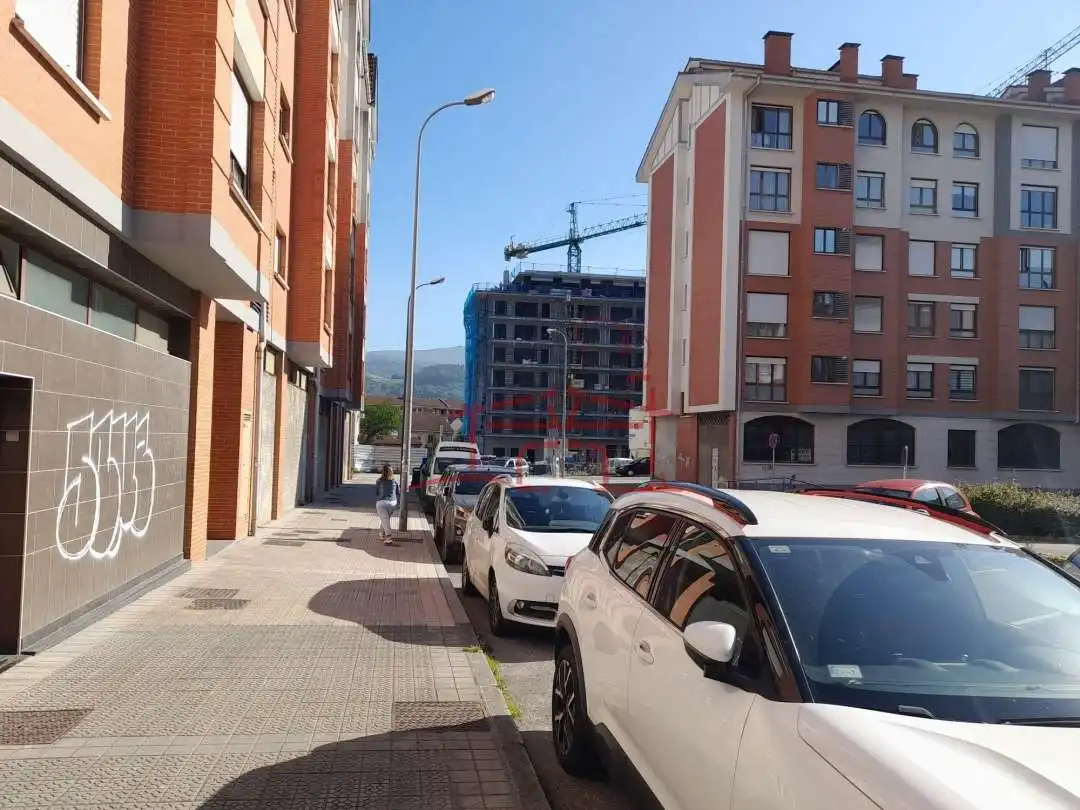 Aparcament de Local en venda en Durango