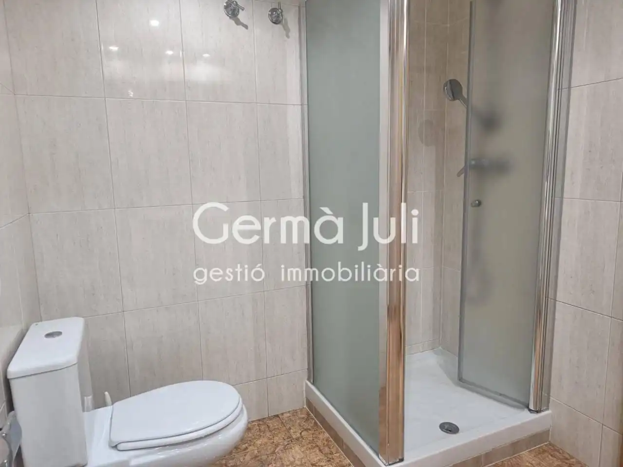Badezimmer von Wohnungen zum Verkauf in Badalona