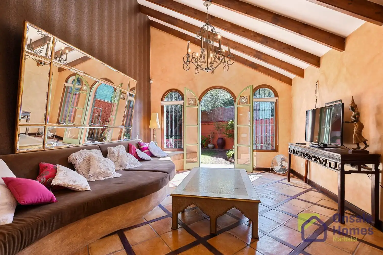 Sala d'estar de Casa o xalet en venda en Marbella amb Aire condicionat, Jardí privat i Terrassa