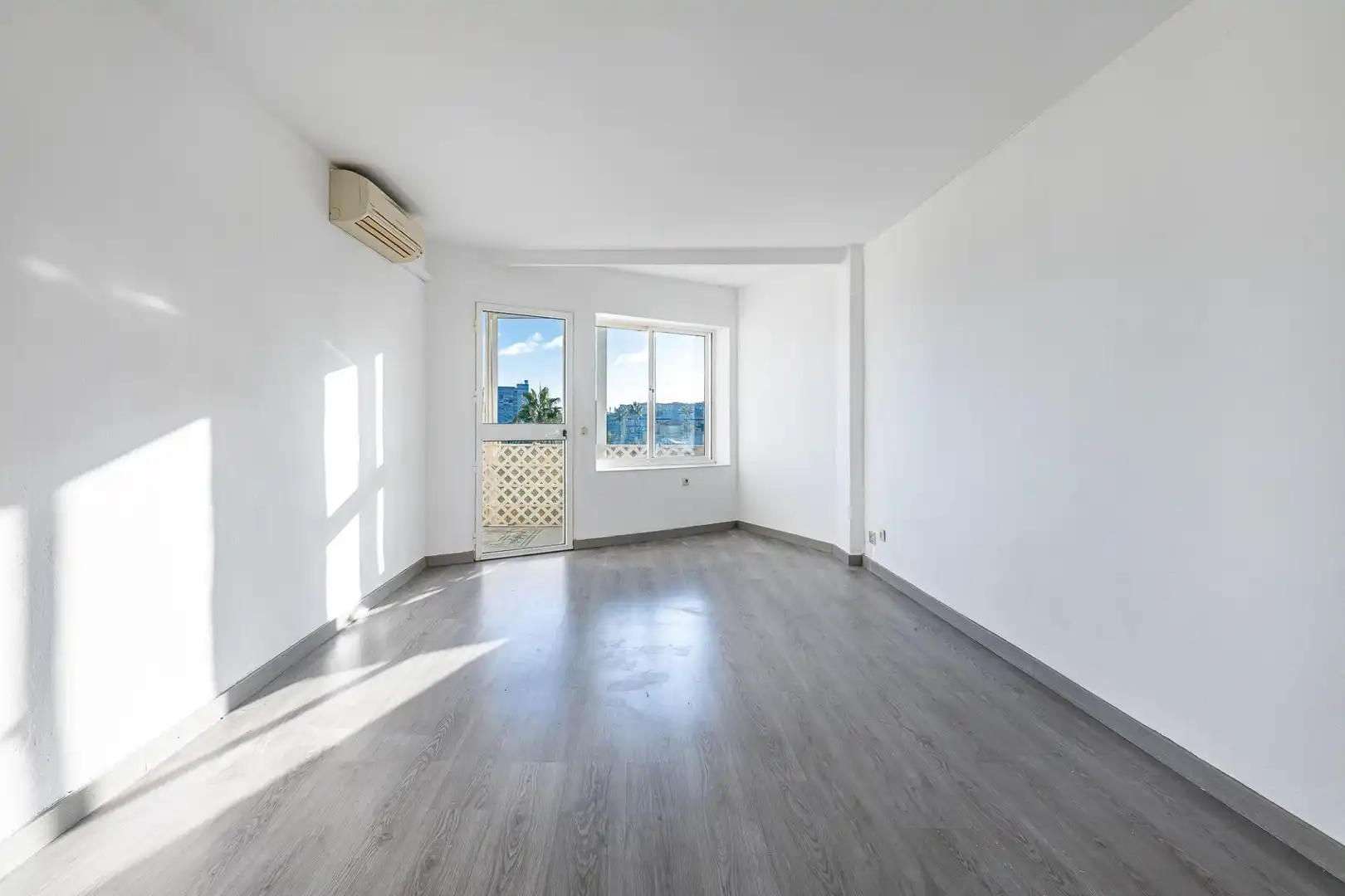 Habitación de Apartamento en venta en Benalmádena con Aire acondicionado, Calefacción y Jardín privado
