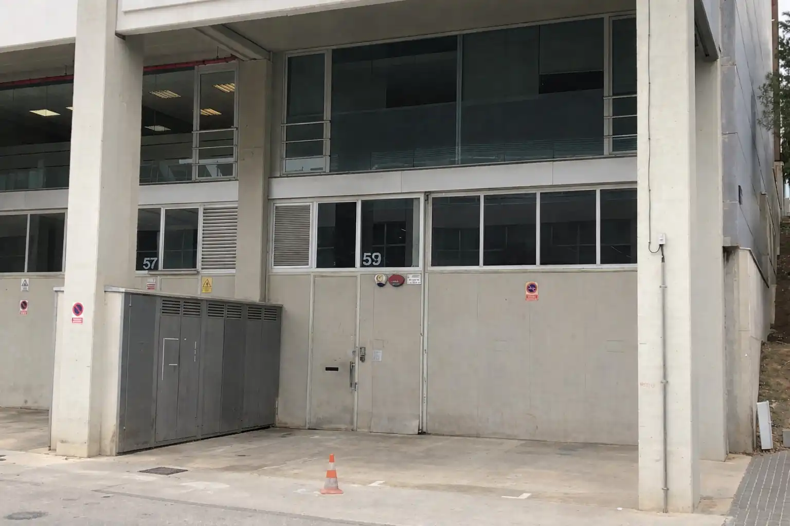 Außenansicht von Fabrikhallen zur Miete in Badalona mit Heizung und Alarm