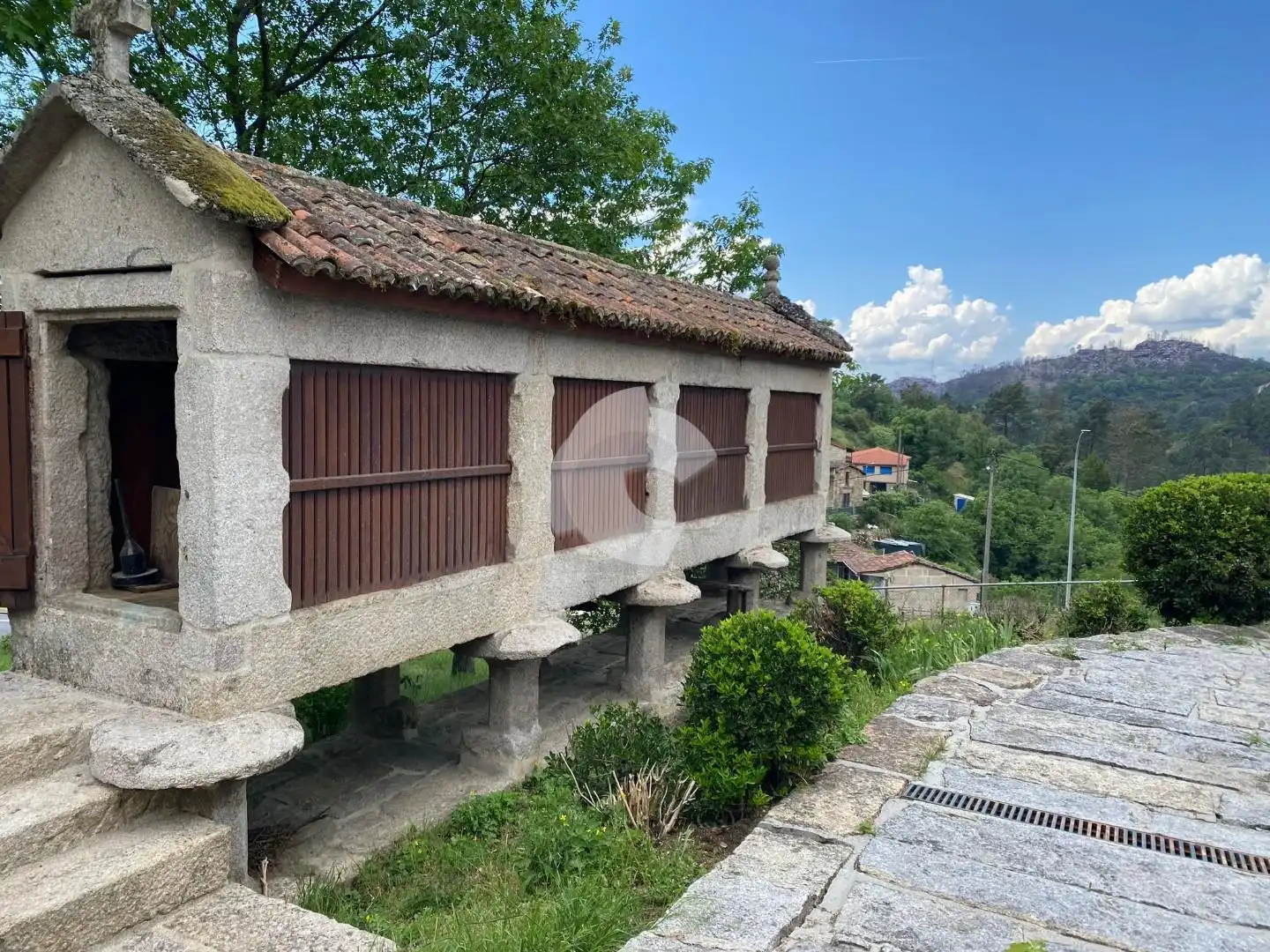 Vista exterior de Casa o xalet en venda en San Cibrao das Viñas amb Calefacció, Jardí privat i Parquet