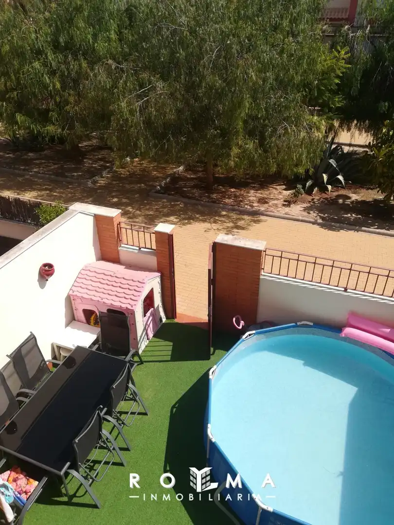 Piscina de Casa adosada de alquiler en Dos Hermanas con Aire acondicionado, Calefacción y Parquet
