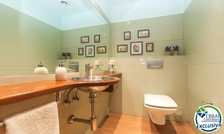 Baño de Casa o chalet en venta en Roses con Aire acondicionado, Calefacción y Jardín privado