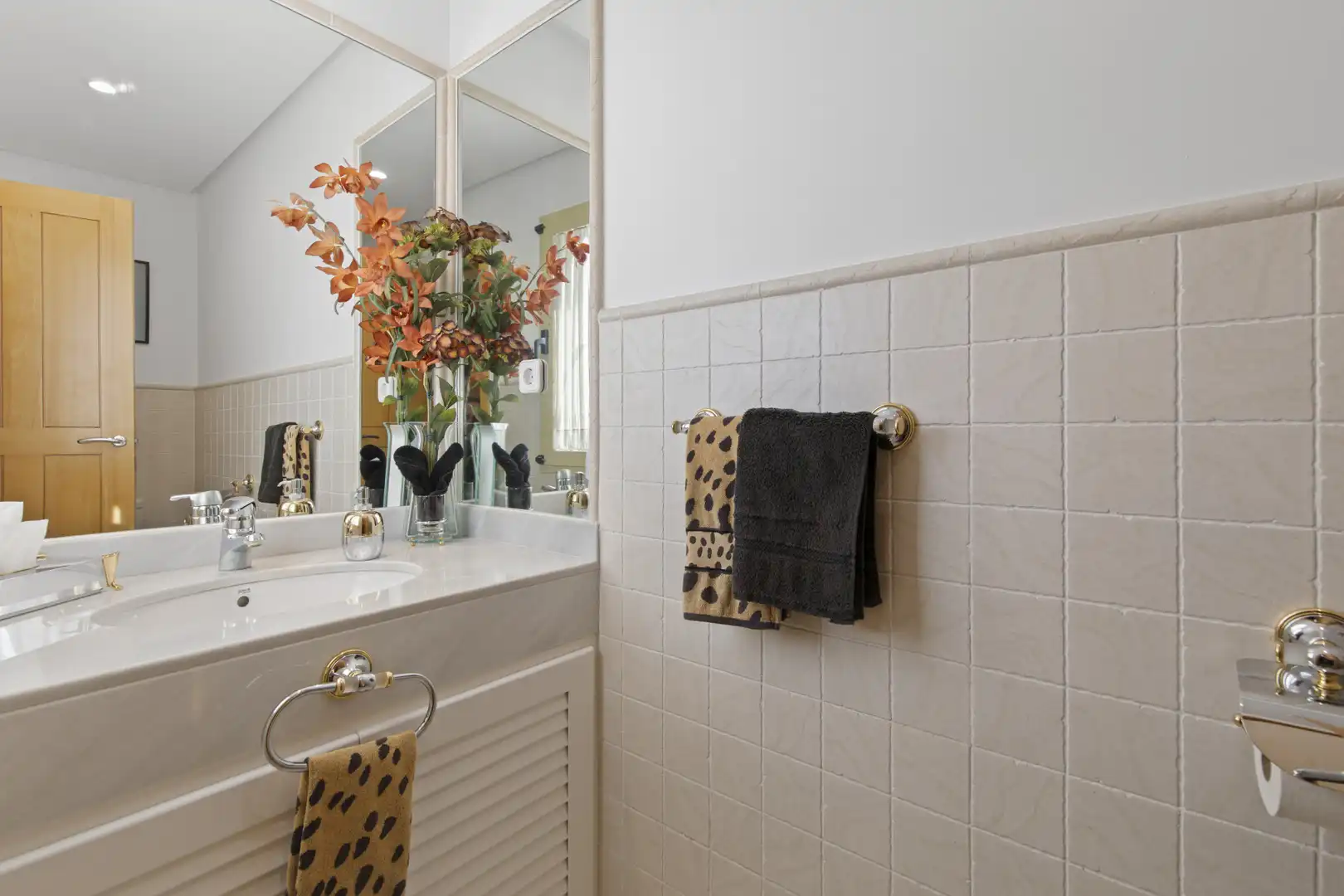 Bathroom of Houses for sale in Benahavís  with Air Conditioner, Heating and Private garden