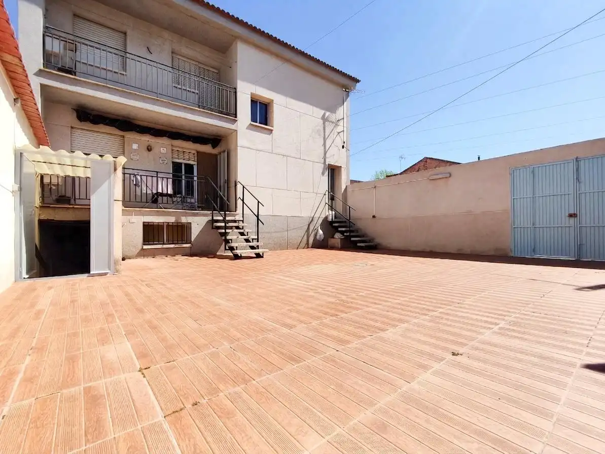 Exterior view of Flat for sale in Argamasilla de Calatrava  with Air Conditioner, Heating and Storage room