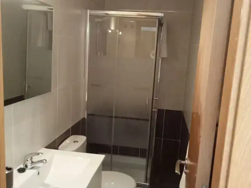 Badezimmer von Wohnung zur Miete in Torrevieja mit Klimaanlage und Balkon
