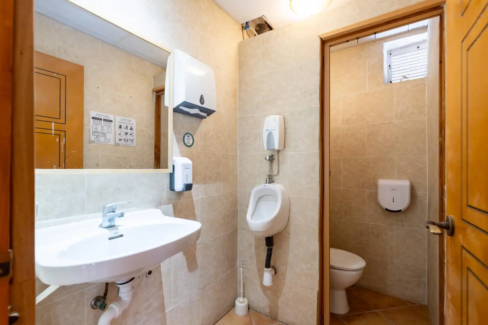 Badezimmer von Geschaftsraum zur Miete in Calvià mit Klimaanlage und Terrasse