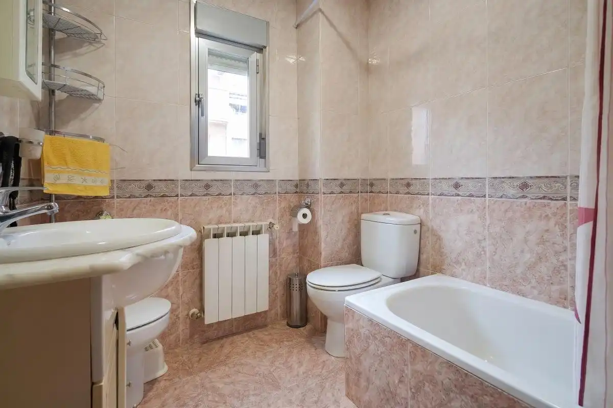Baño de Piso en venta en Parla con Aire acondicionado, Calefacción y Terraza