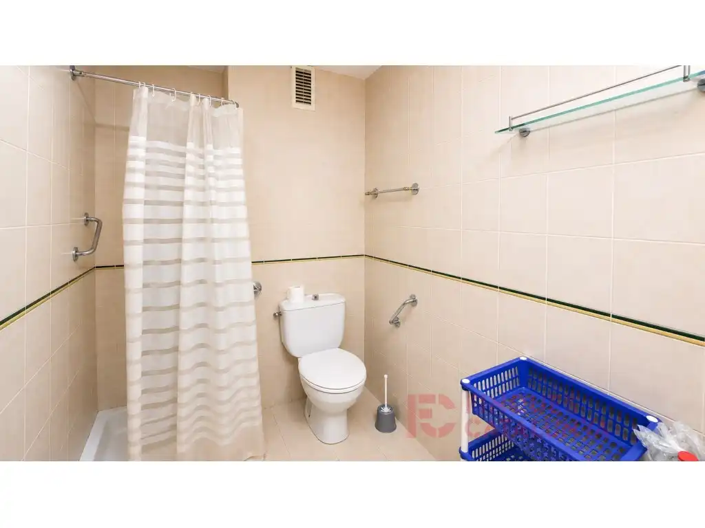 Badezimmer von Wohnung zum Verkauf in Girona mit Heizung, Möbliert und Waschmaschine