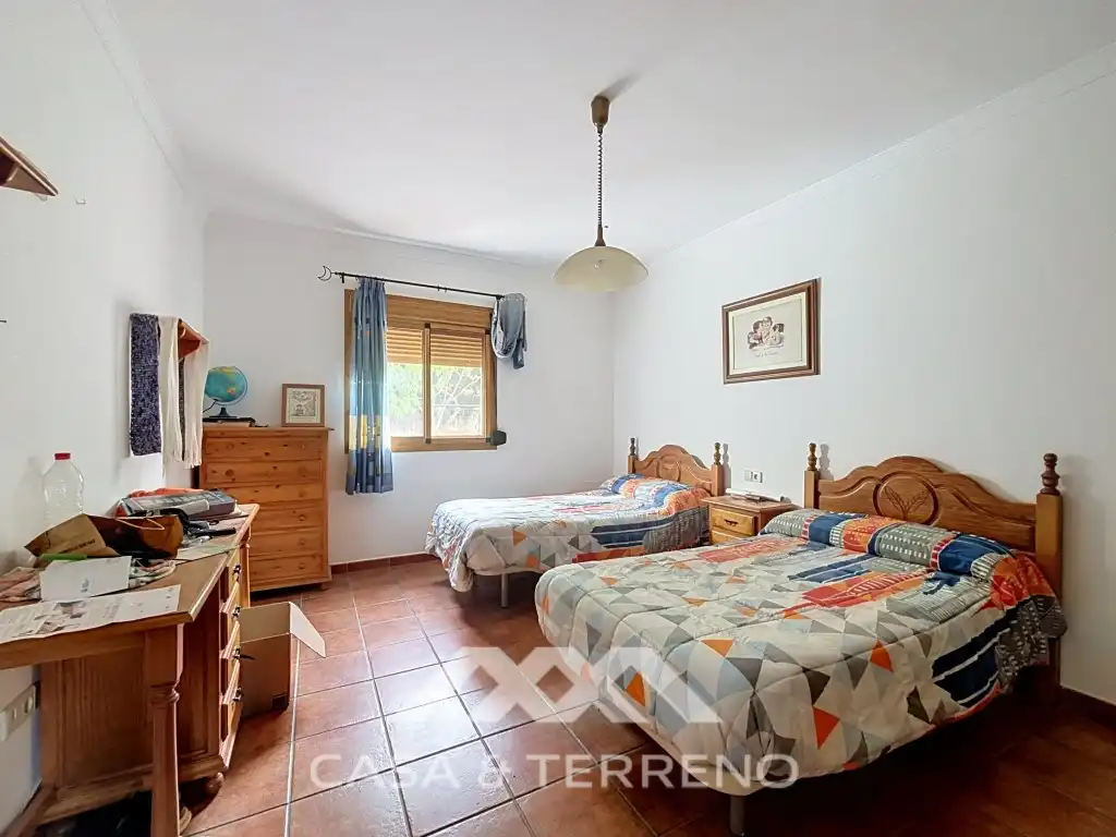 Dormitori de Casa o xalet en venda en El Burgo amb Aire condicionat, Jardí privat i Moblat