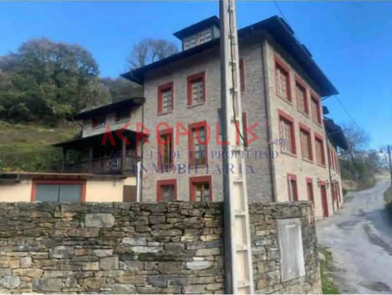 Vista exterior de Pis en venda en Vega de Valcarce, León