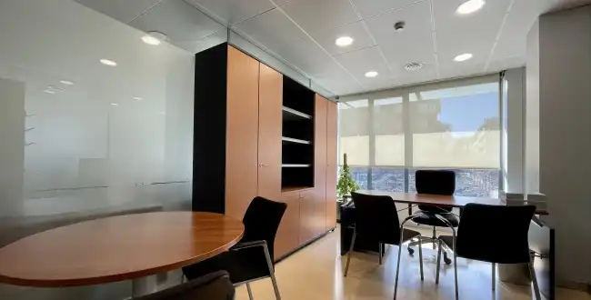 Büro zur Miete in Girona mit Klimaanlage, Heizung und Balkon