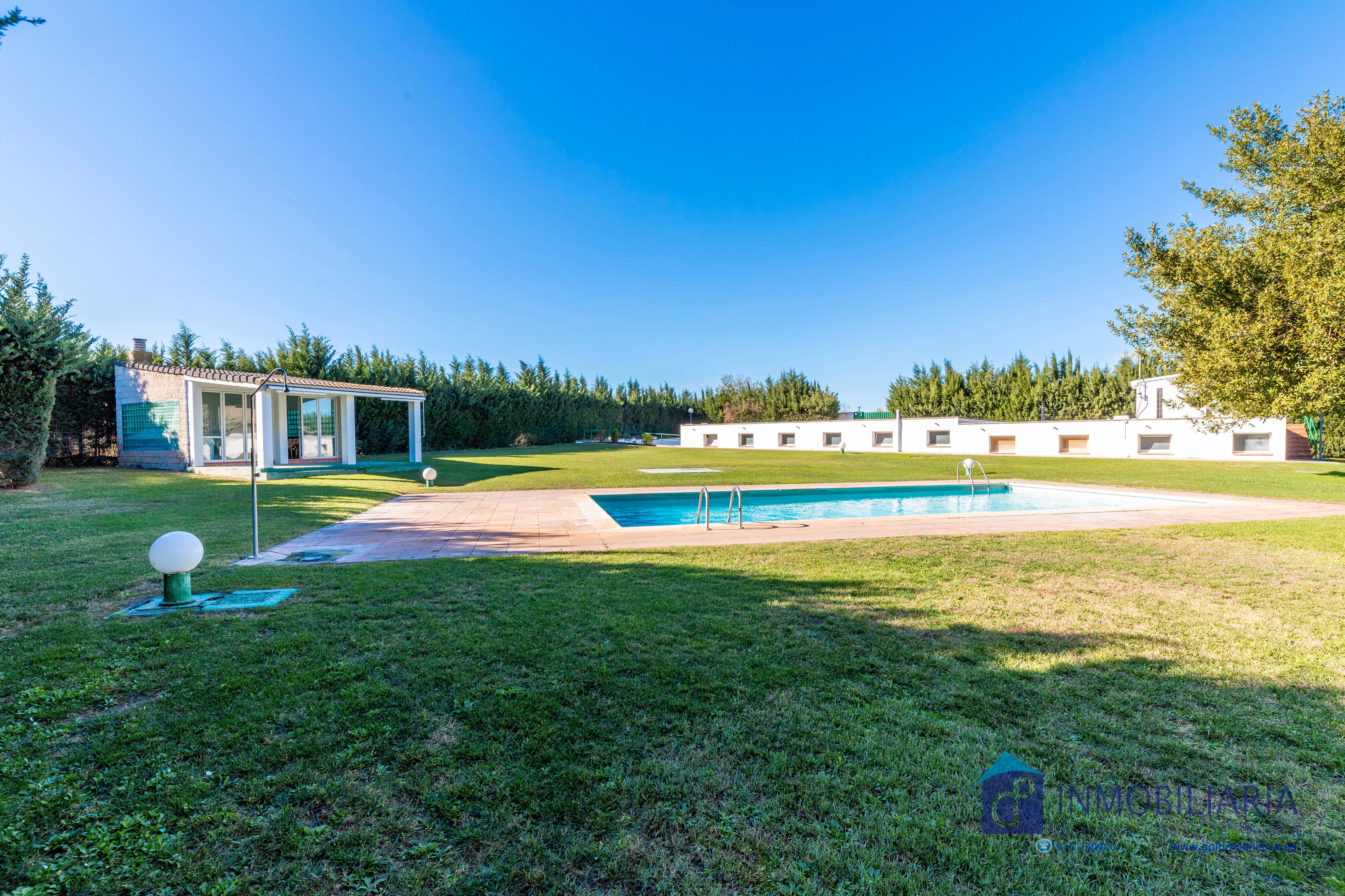 Piscina de Casa o xalet en venda en  Zaragoza Capital amb Aire condicionat, Calefacció i Jardí privat