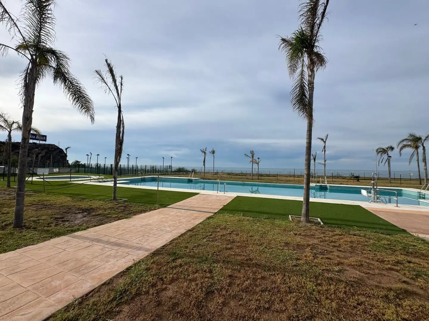 Schwimmbecken von Erdgeschoss zum Verkauf in Vélez-Málaga mit Klimaanlage, Privatgarten und Terrasse